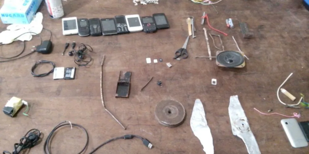 Imagem ilustrativa da imagem Operação ‘bate-grade’ em Irati encontra celulares e armas