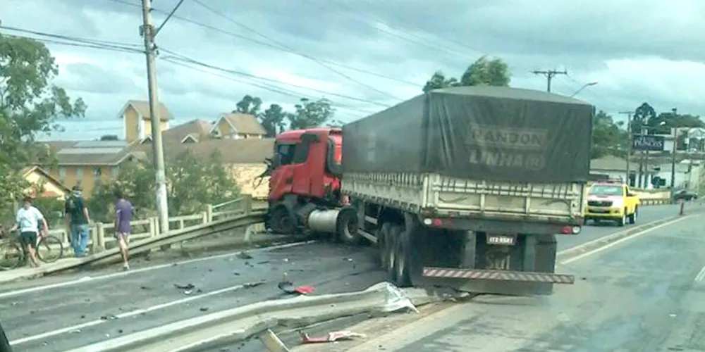 Imagem ilustrativa da imagem Acidente entre carretas bloqueia rodovia para Castro