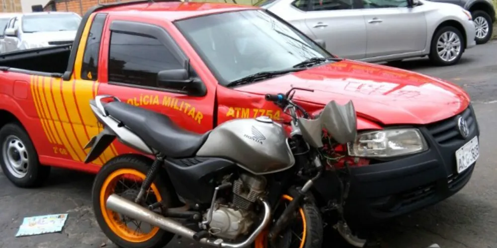 Imagem ilustrativa da imagem Carro dos Bombeiros se envolve em acidente no centro de PG
