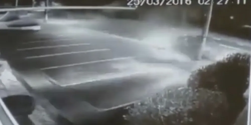 Imagem ilustrativa da imagem Carro é filmado batendo em poste e partindo ao meio; assista