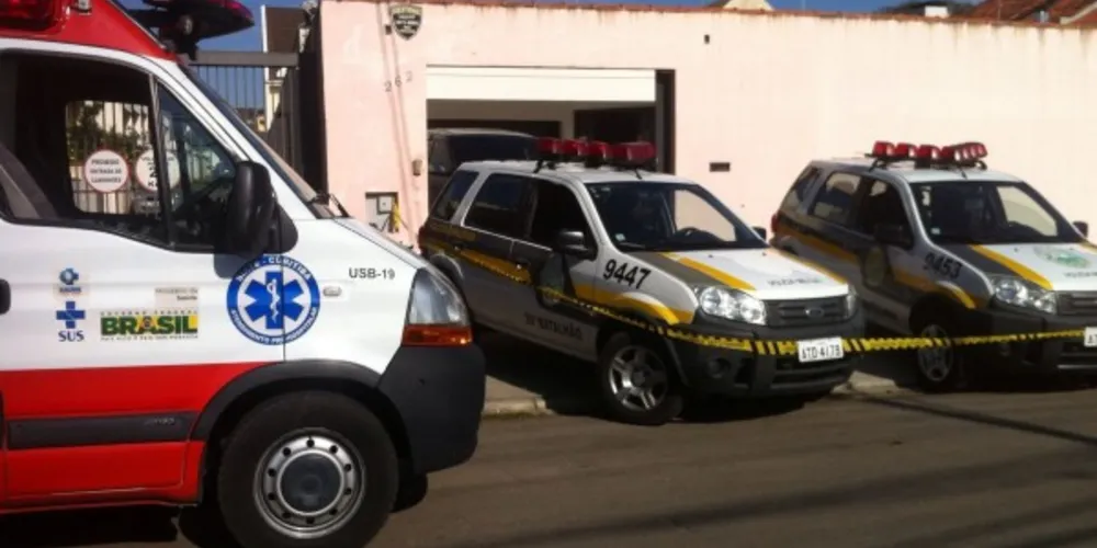 Imagem ilustrativa da imagem Casal é morto dentro de casa na frente dos filhos em Curitiba