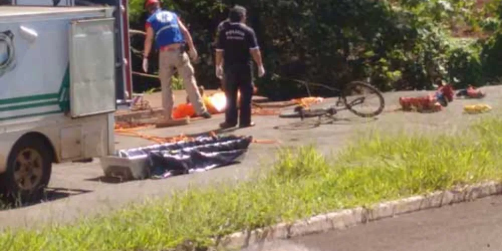 Imagem ilustrativa da imagem Jovem cai em 'cratera' aberta na rua e morre no Paraná