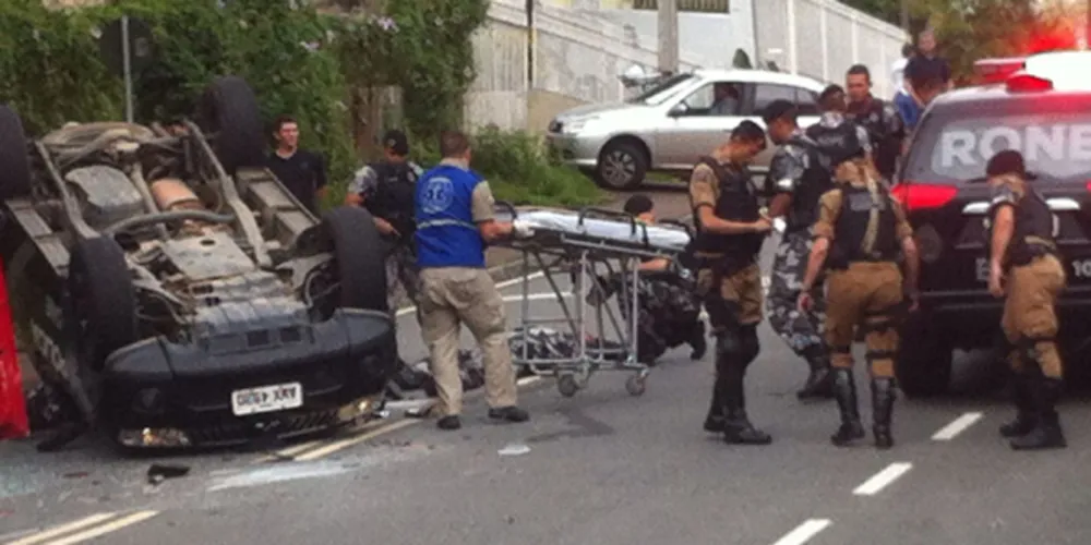 Imagem ilustrativa da imagem Viatura do Bope capota no PR e quatro policiais ficam feridos