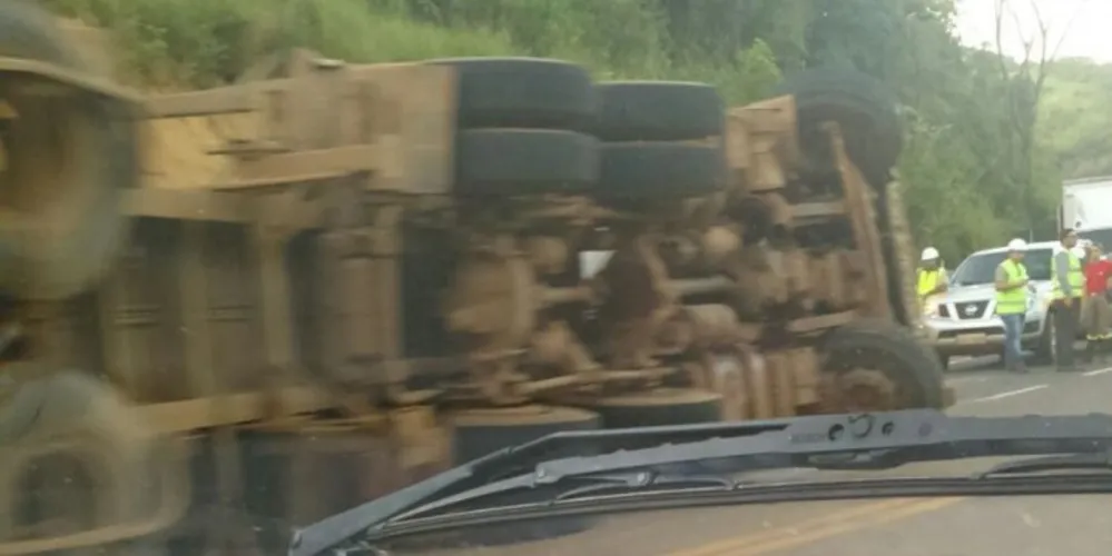 Imagem ilustrativa da imagem Carreta vira na rodovia PR-160 em Ortigueira
